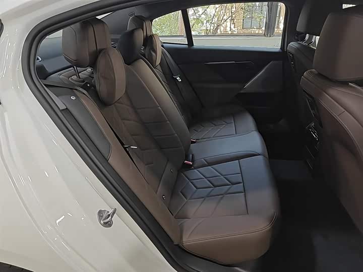 Фото 14 - BMW i5