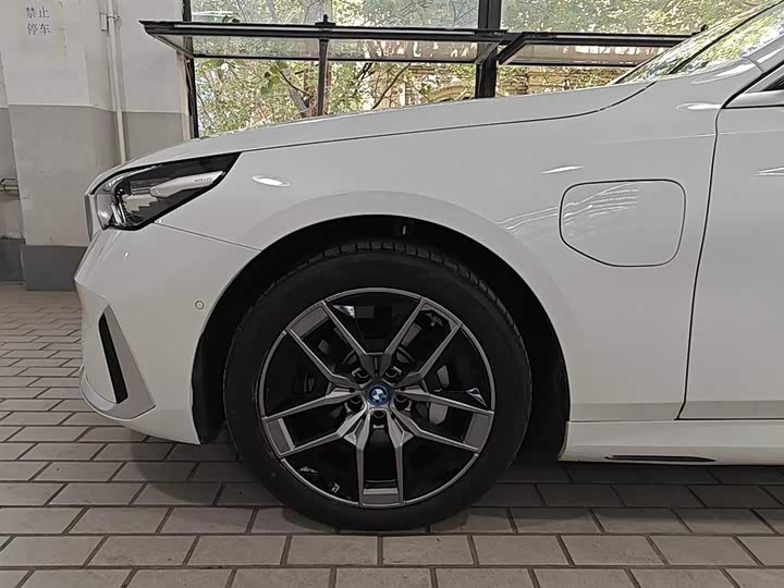 Фото 7 - BMW i5