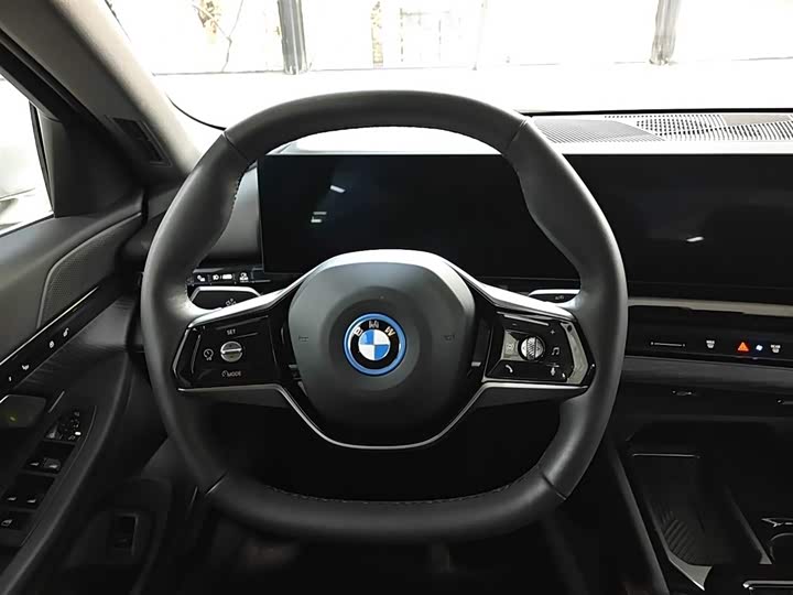 Фото 9 - BMW i5