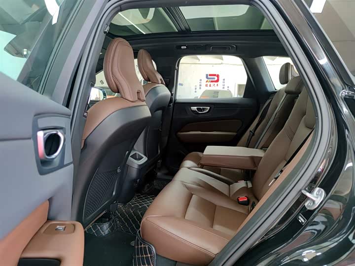 Фото 10 - Volvo XC60