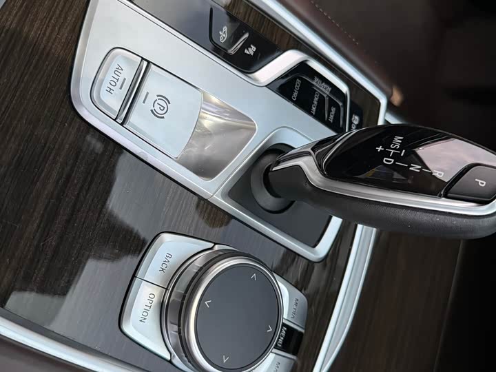 Фото 10 - BMW 7 Series