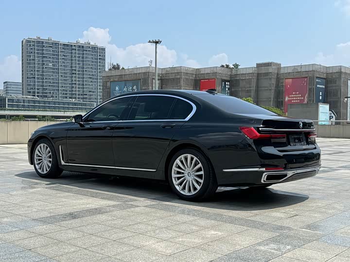 Фото 16 - BMW 7 Series