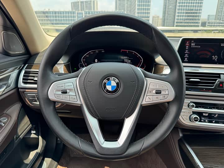 Фото 9 - BMW 7 Series