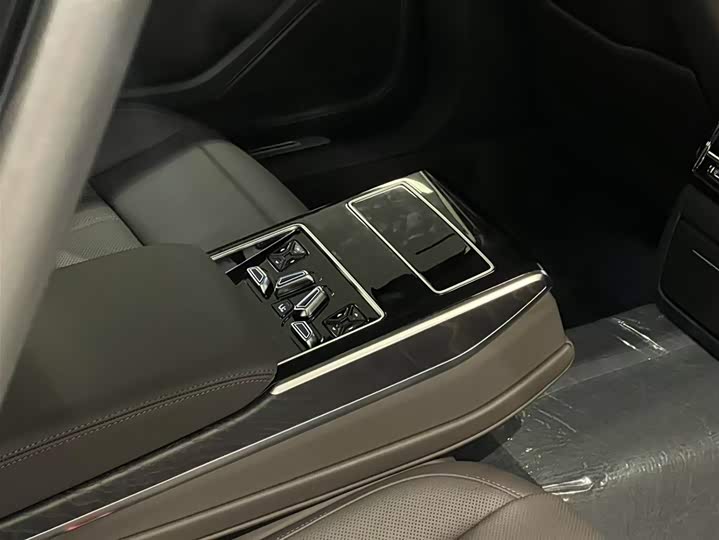 Фото 10 - Audi A8