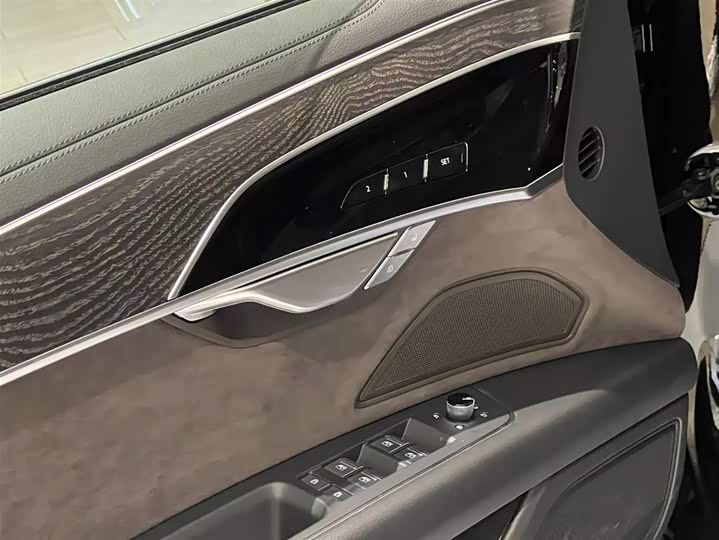 Фото 11 - Audi A8