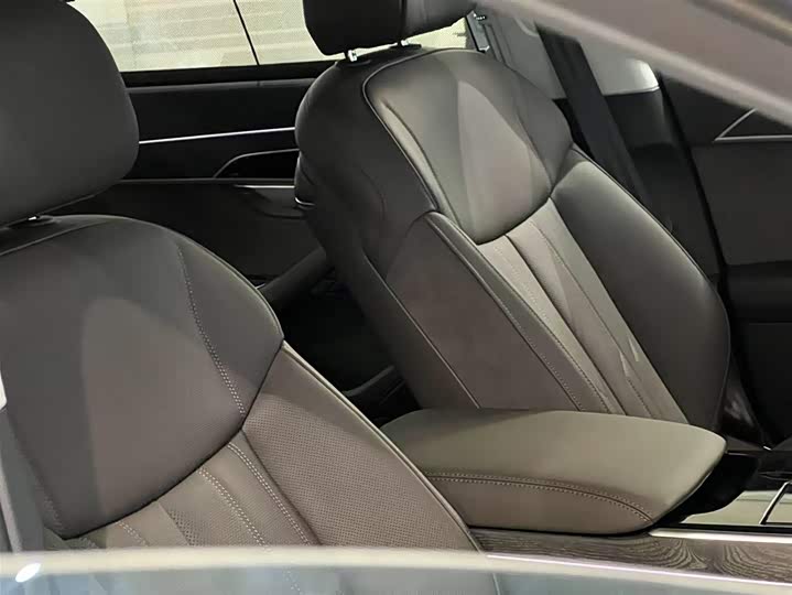 Фото 13 - Audi A8