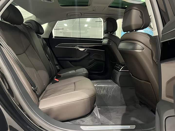 Фото 7 - Audi A8