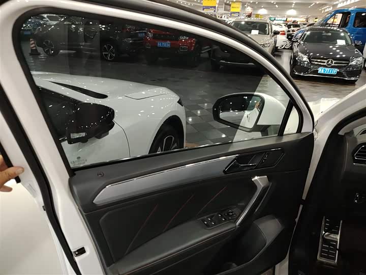 Фото 28 - Volkswagen Tiguan X