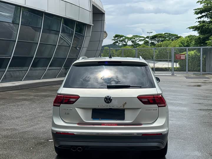 Фото 8 - Volkswagen Tiguan L Pro