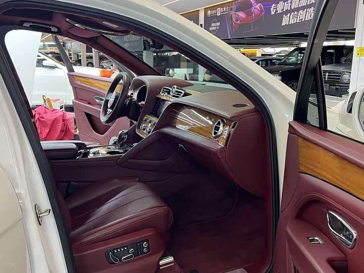 Фото 11 - Bentley Bentayga