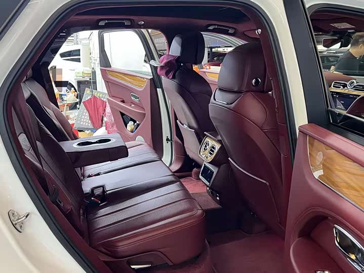 Фото 12 - Bentley Bentayga