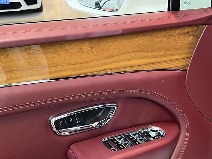 Фото 13 - Bentley Bentayga