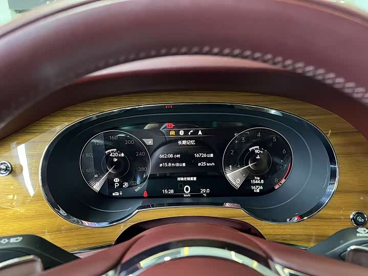 Фото 18 - Bentley Bentayga