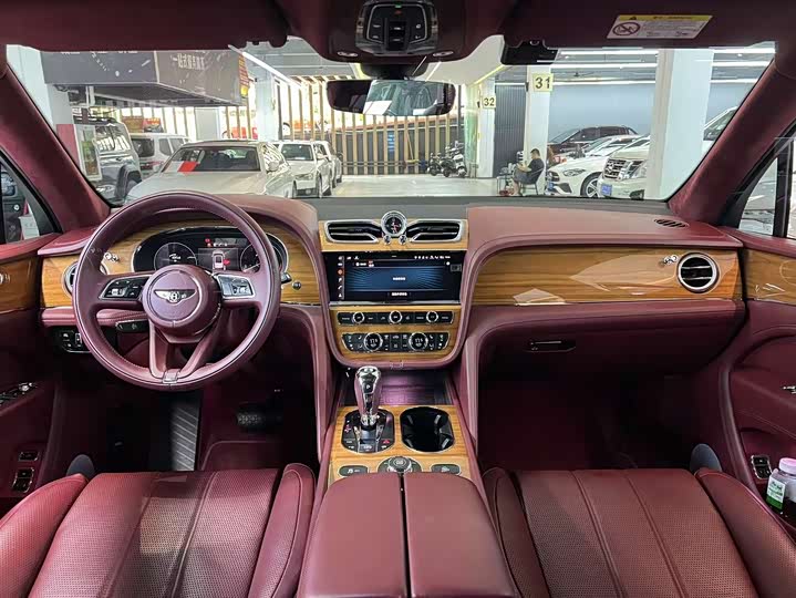 Фото 22 - Bentley Bentayga