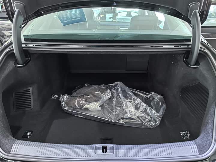 Фото 12 - Audi A8