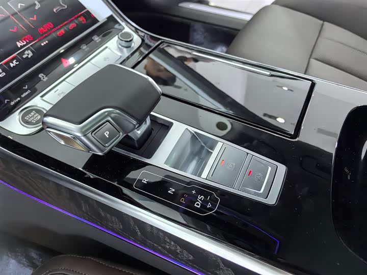 Фото 7 - Audi A8