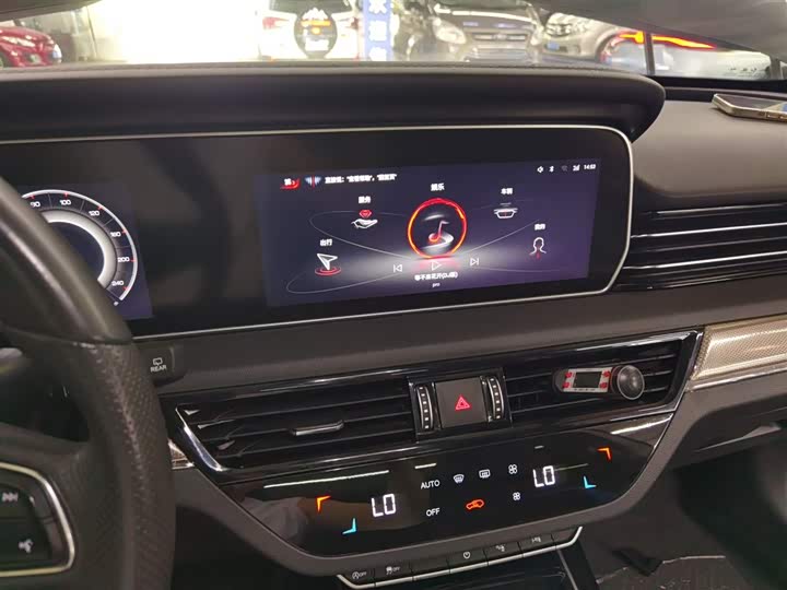 Фото 13 - Hongqi HS5