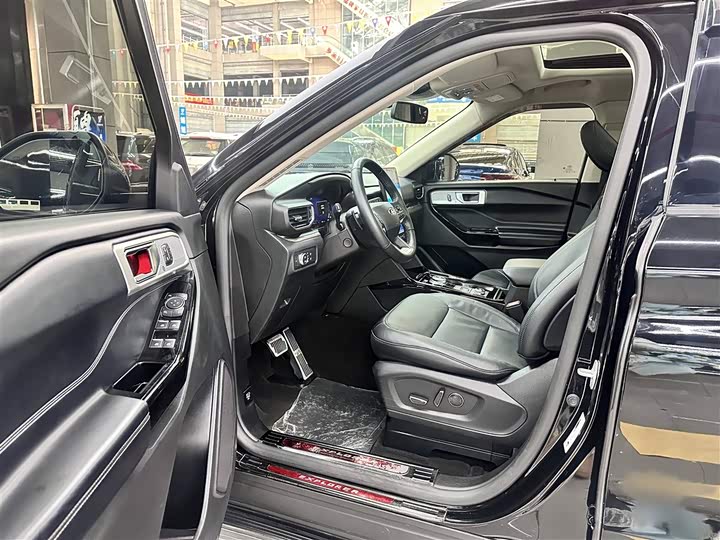 Фото 14 - Ford Explorer