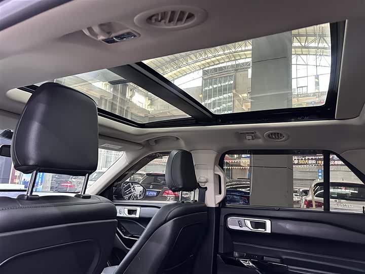 Фото 17 - Ford Explorer