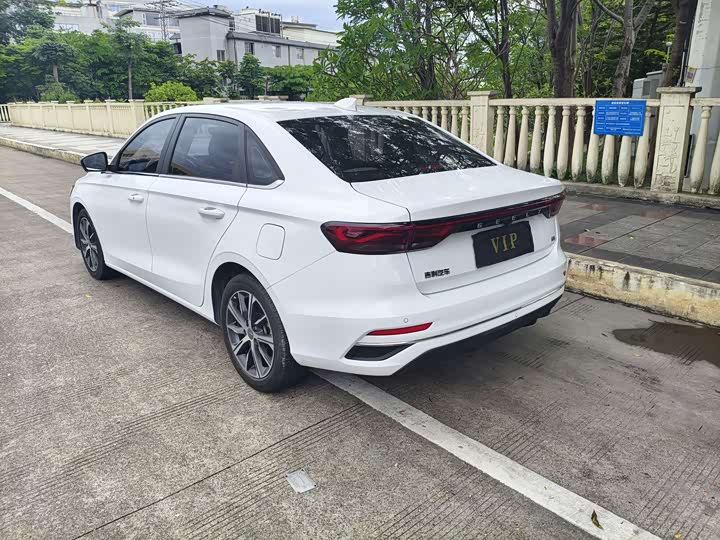 Фото 18 - Geely Emgrand