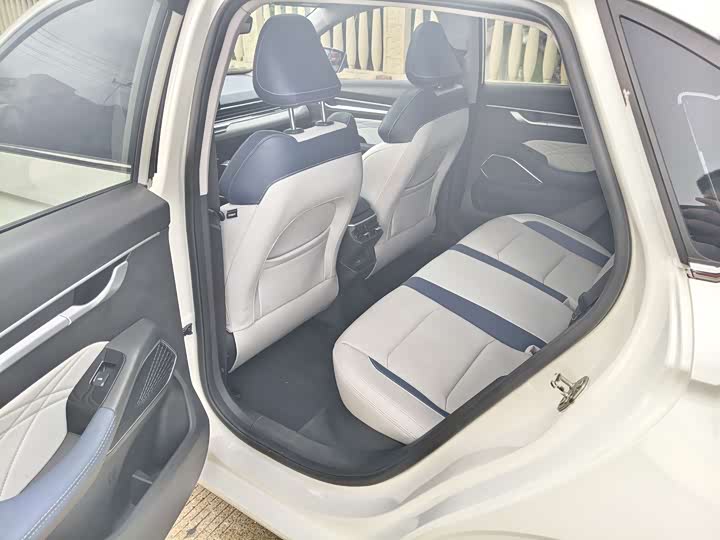 Фото 9 - Geely Emgrand