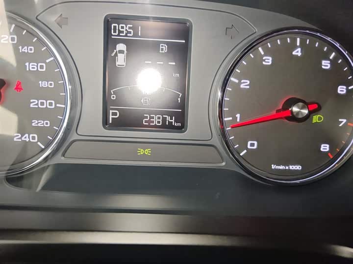 Фото 13 - Roewe RX5