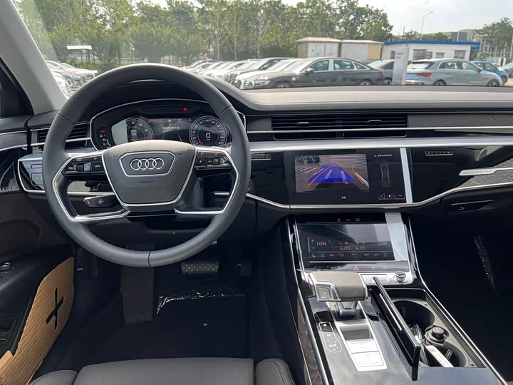 Фото 10 - Audi A8