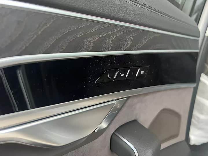 Фото 15 - Audi A8