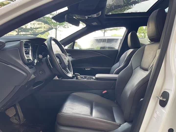 Фото 4 - Lexus RX