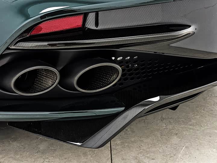 Фото 12 - Aston Martin DBS