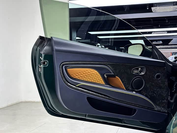 Фото 15 - Aston Martin DBS