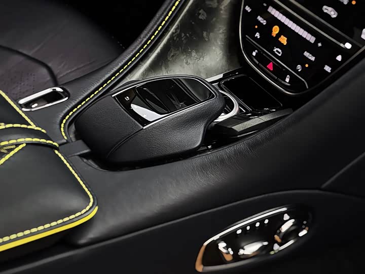 Фото 16 - Aston Martin DBS