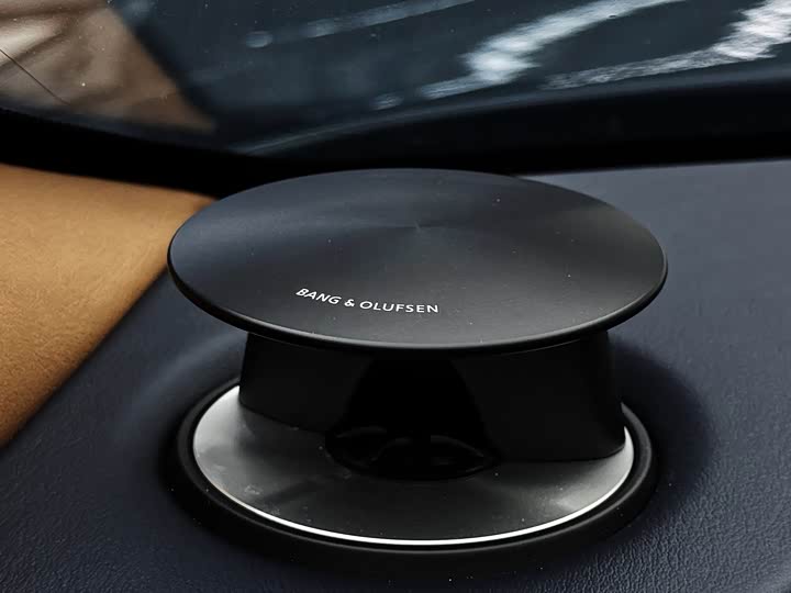 Фото 19 - Aston Martin DBS