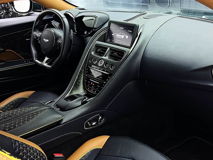 Фото 23 - Aston Martin DBS