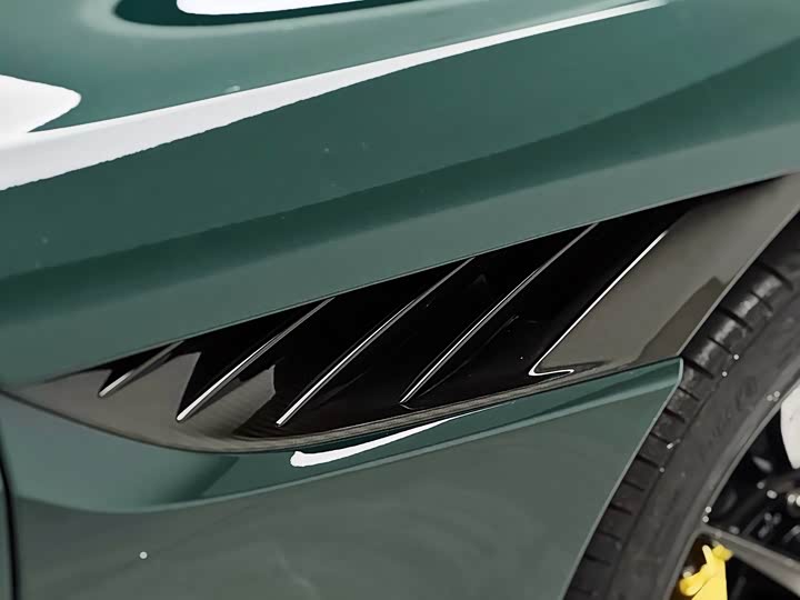 Фото 9 - Aston Martin DBS