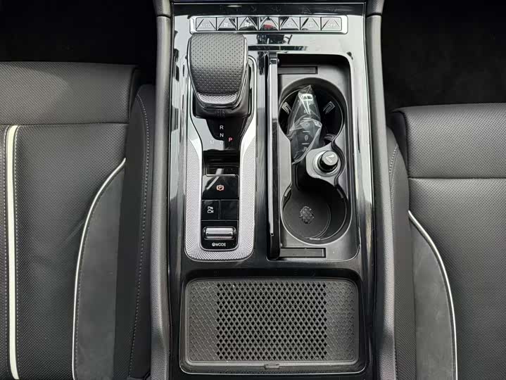 Фото 10 - Hongqi H6