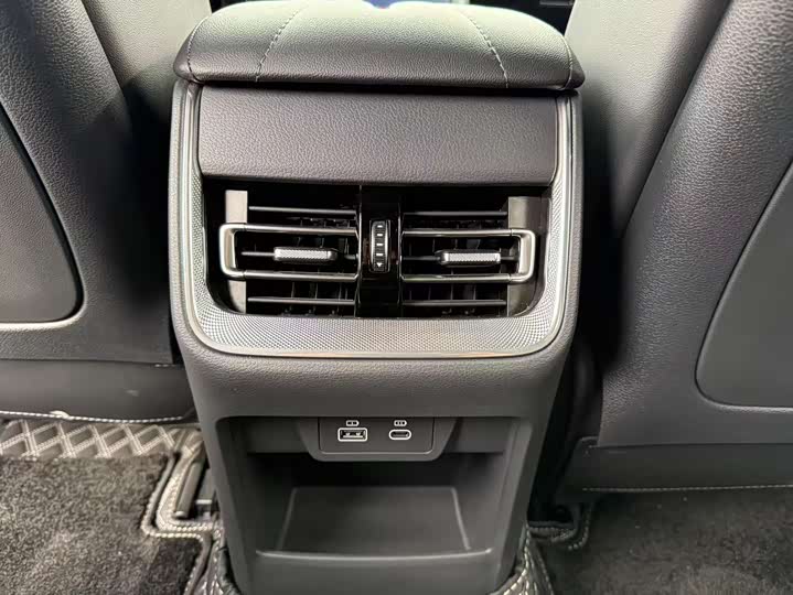 Фото 12 - Hongqi H6