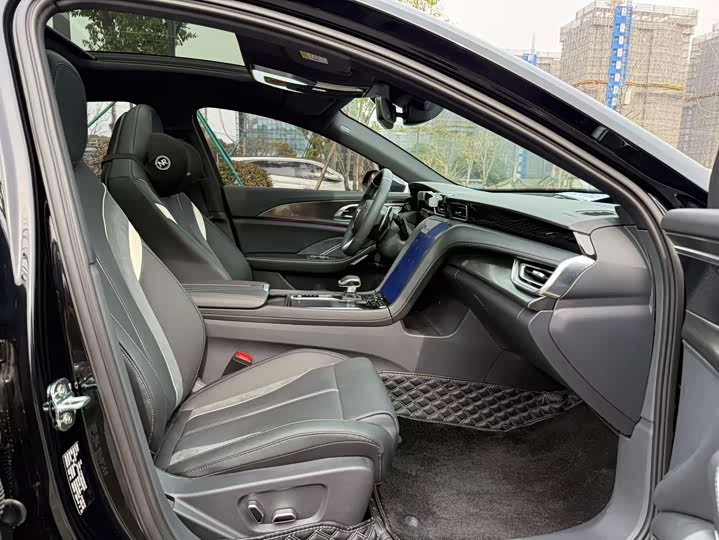 Фото 7 - Hongqi H6