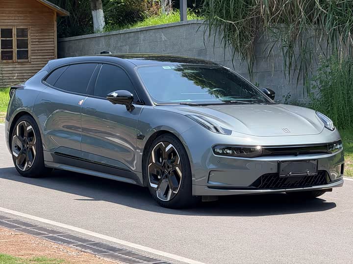 Фото 2 - Zeekr 001