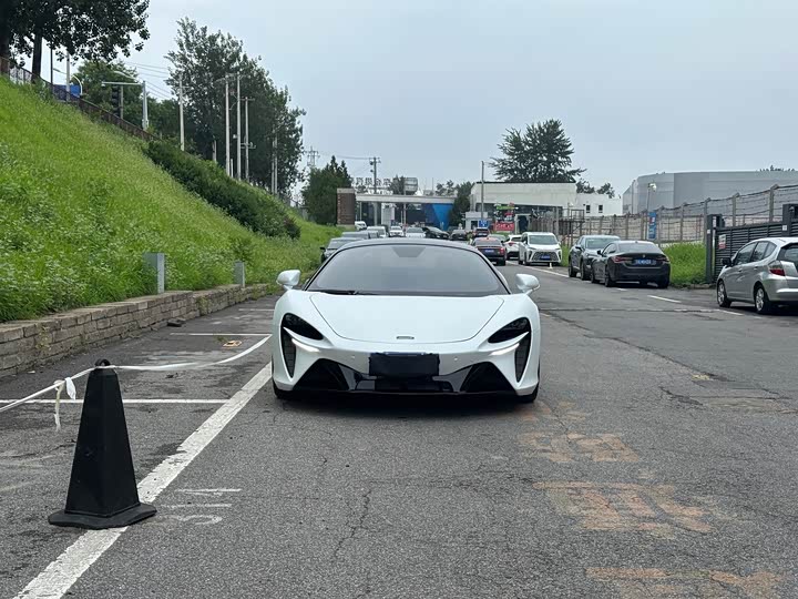 Фото 2 - McLaren Artura