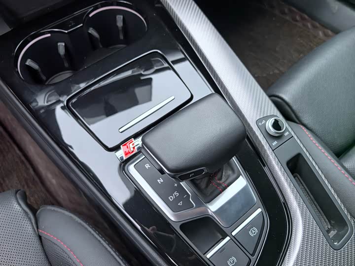 Фото 14 - Audi A4L