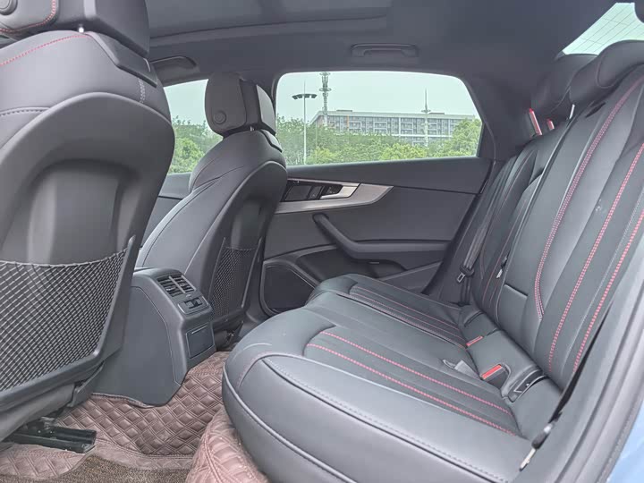 Фото 15 - Audi A4L