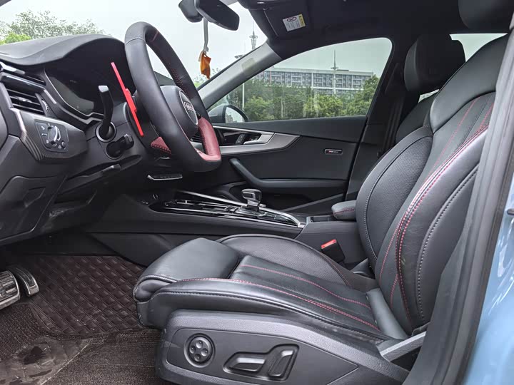 Фото 9 - Audi A4L