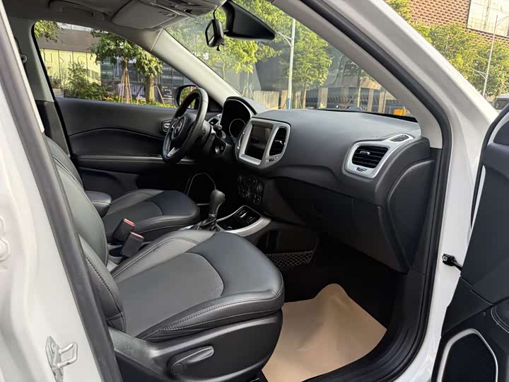 Фото 10 - Jeep Compass