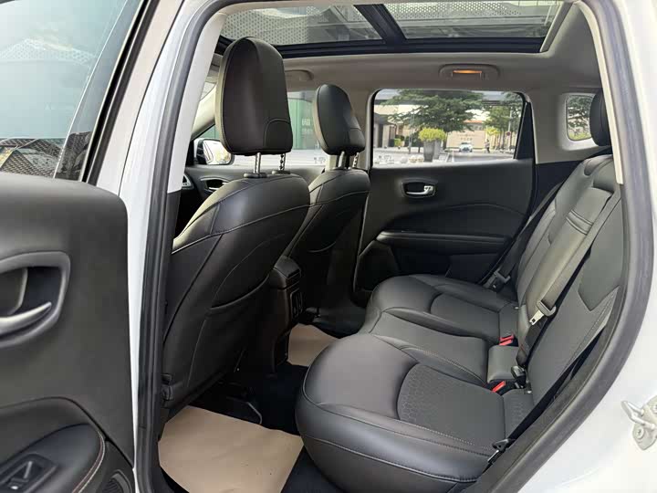 Фото 11 - Jeep Compass