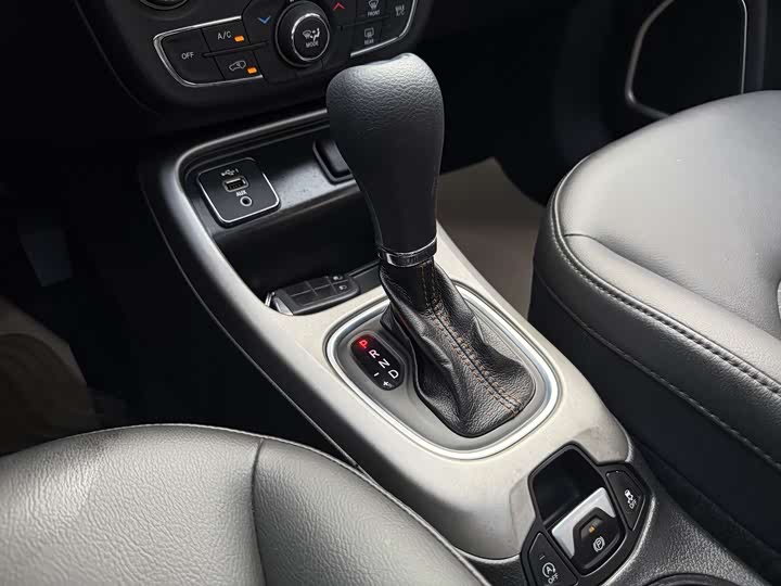 Фото 13 - Jeep Compass