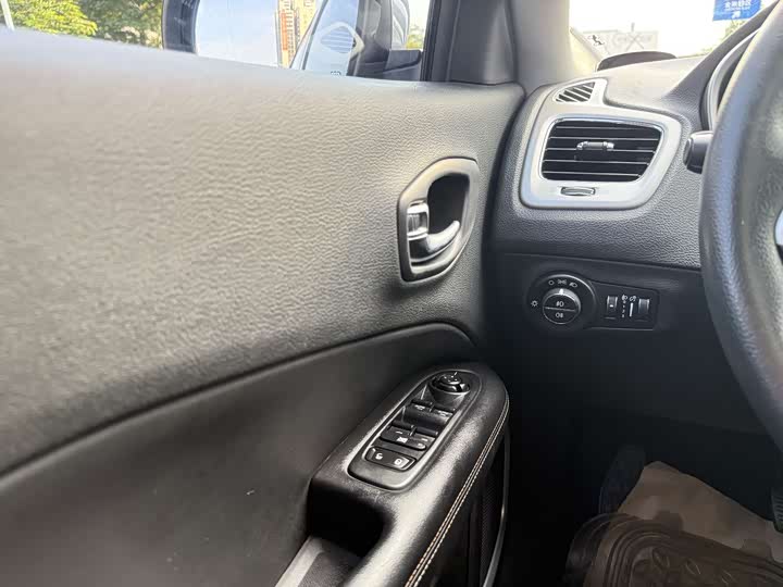 Фото 18 - Jeep Compass