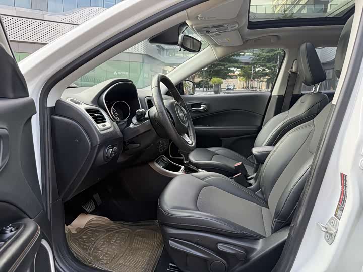 Фото 8 - Jeep Compass