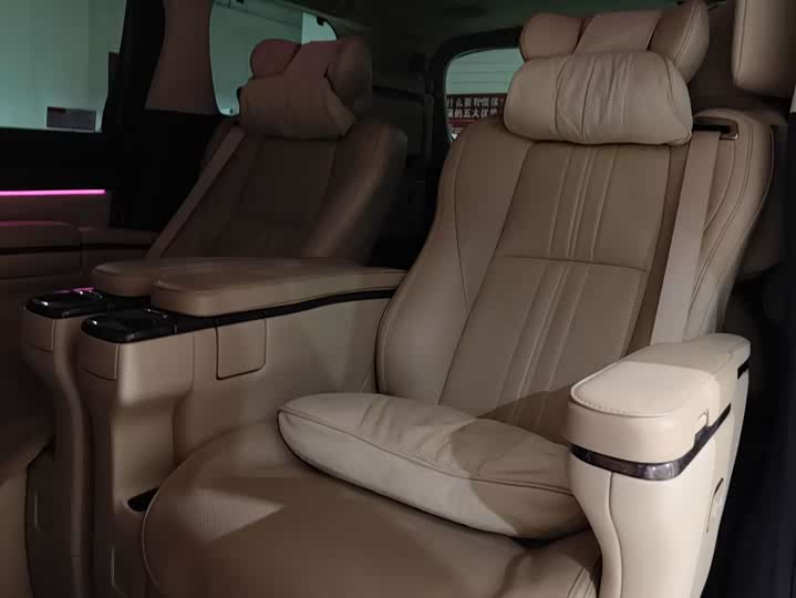 Фото 12 - Toyota Vellfire