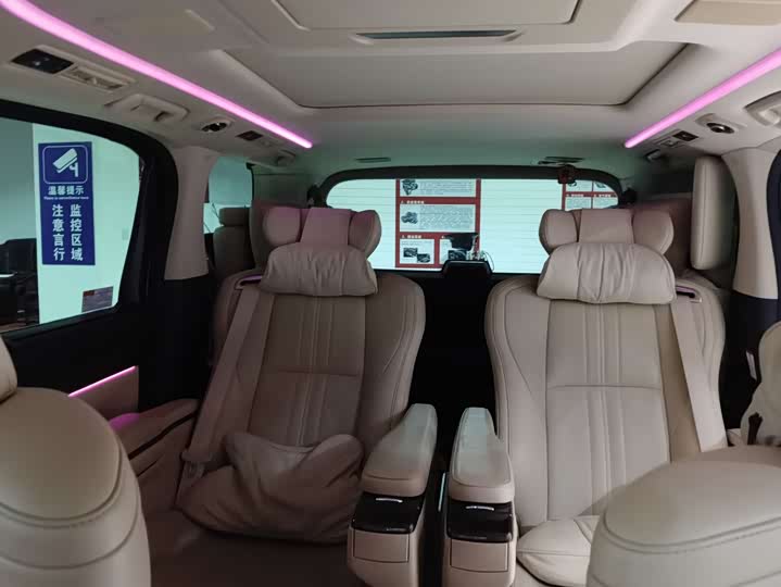 Фото 13 - Toyota Vellfire